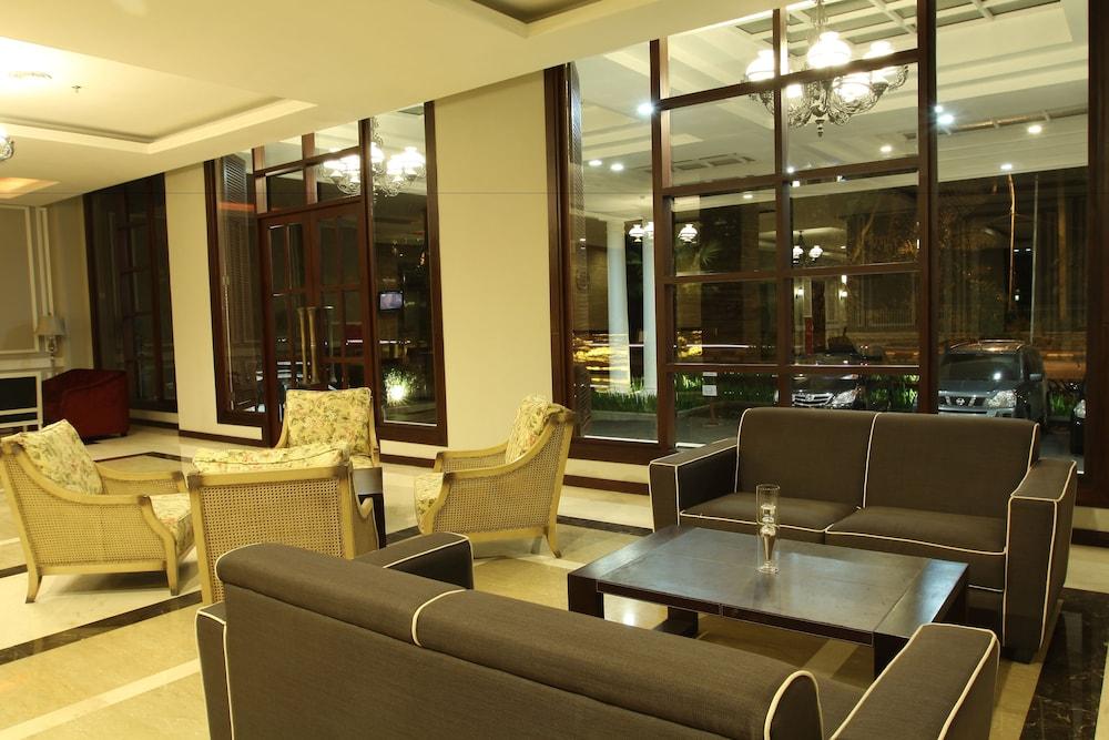 Hotel Royal Bogor - Lobby Sitting Area