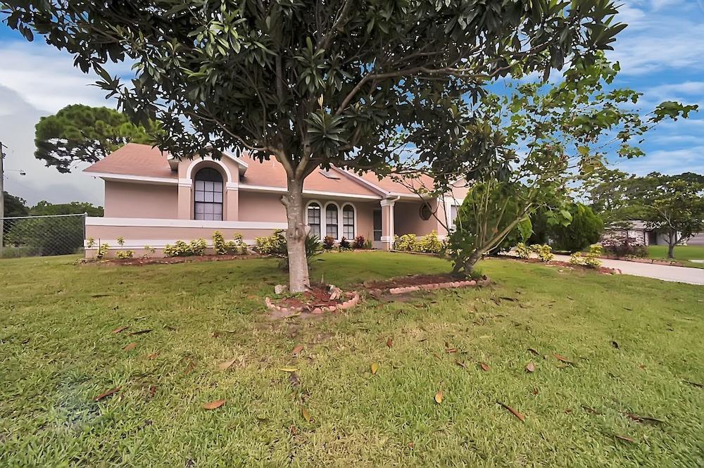 Palm Bay Delight, Large Grass Yard, 20 Minutes To The Beach 3 Bedroom Home - Property Grounds
