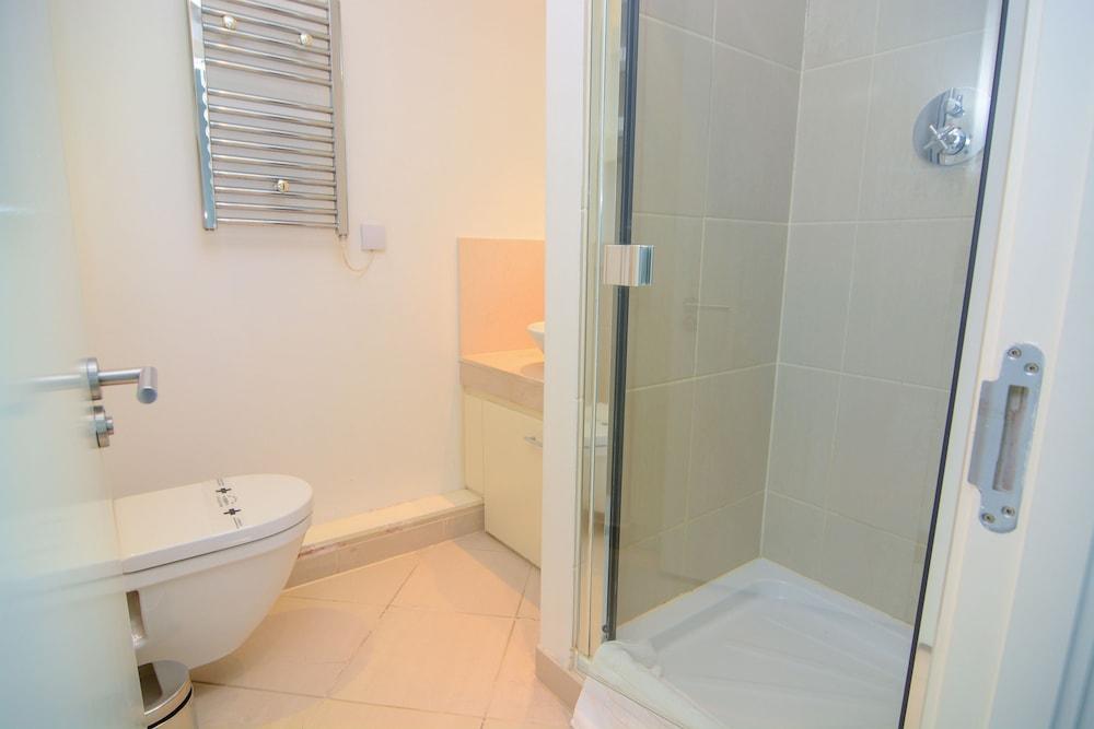 Canary Wharf - Corporate Riverside Apartments - Bathroom