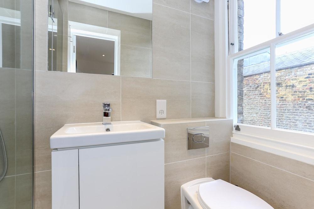 Kings Cross Serviced Apartments by Concept Apartments - Bathroom