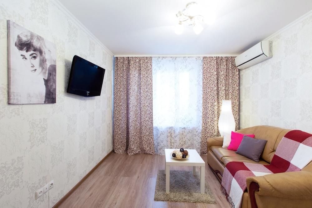 Lux Apartments Uralskaya - Living Room