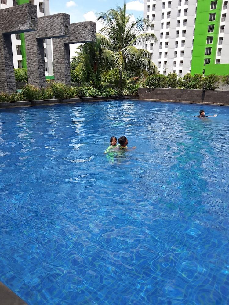 Green Lake View Luxury Apartment by Indah - Outdoor Pool