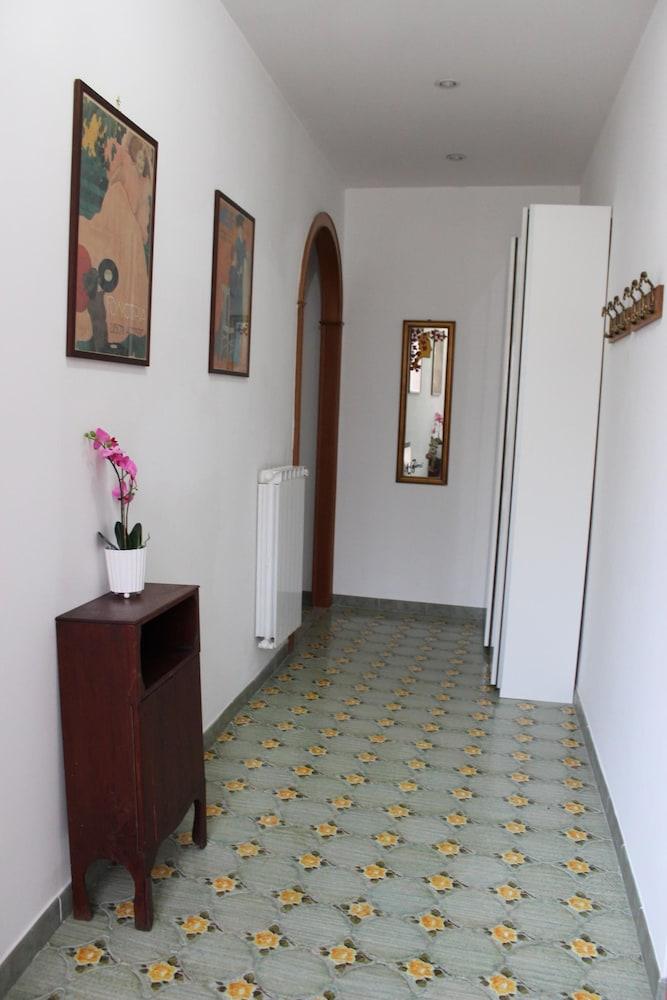 Chez Liviana - Interior Entrance
