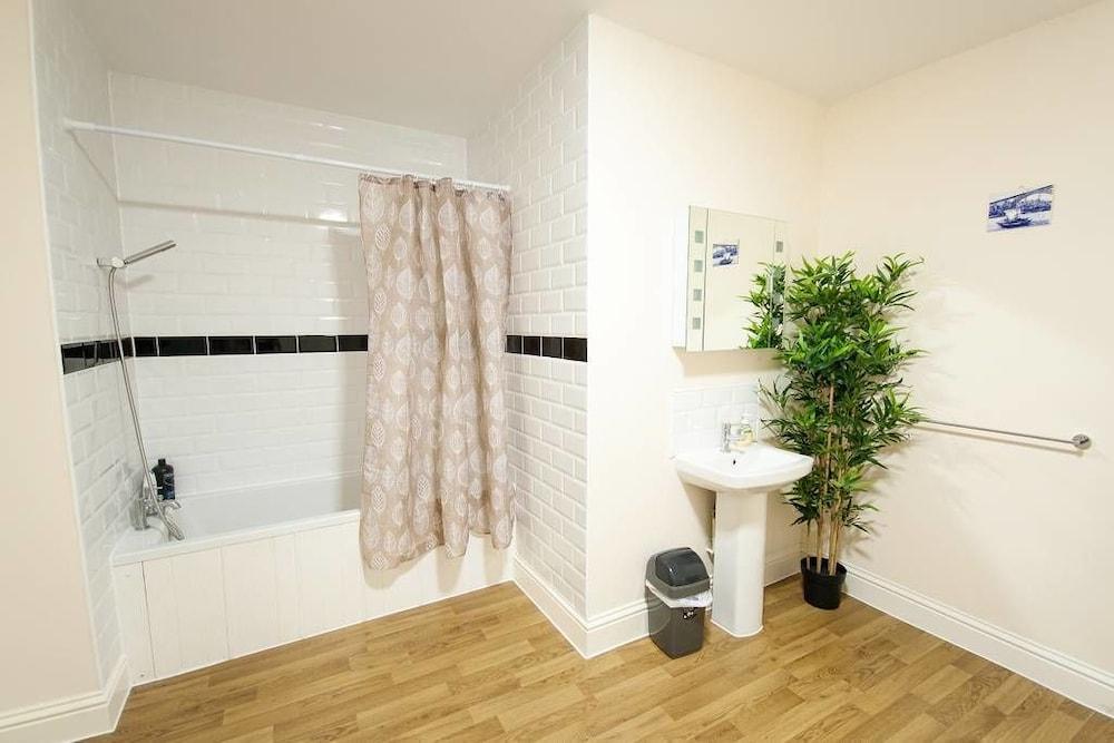 The Broadmead Forest - Spacious City Centre 3BDR Apartment - Bathroom