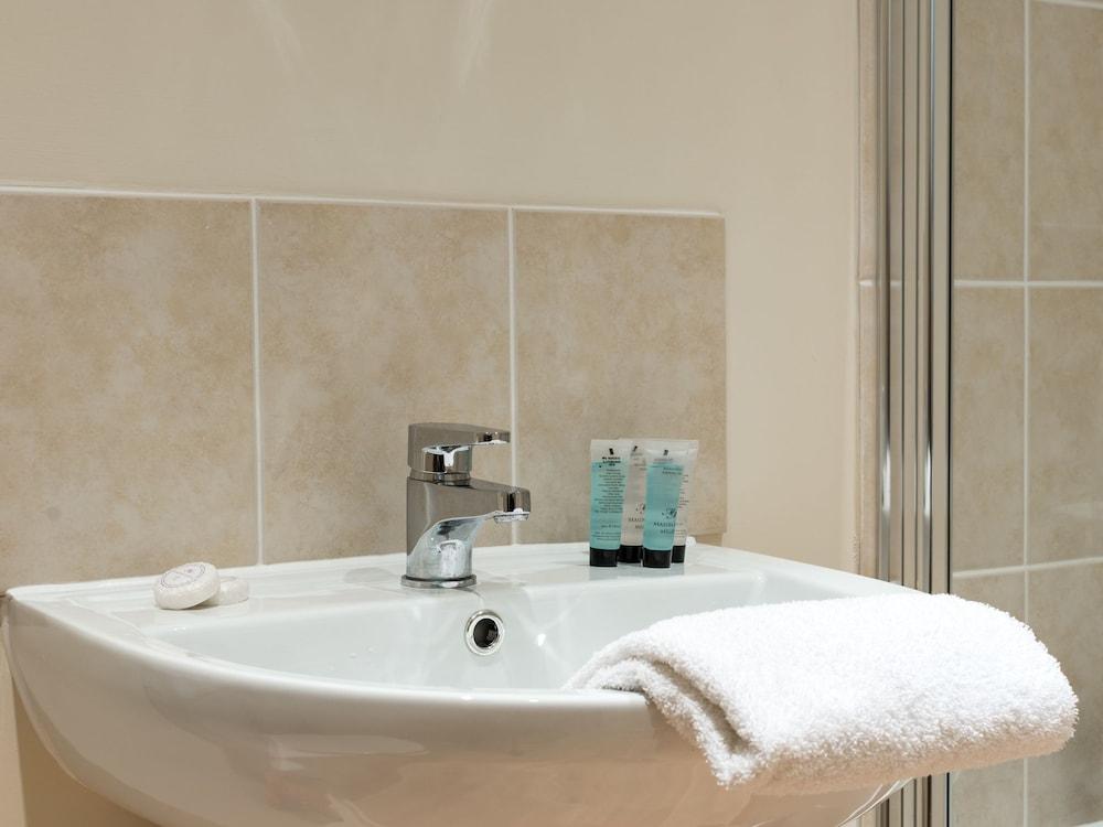 Luxury 2 Bed Riverside - Bathroom Sink