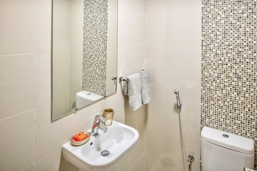 Luxury Staycation - Continental Tower - Bathroom