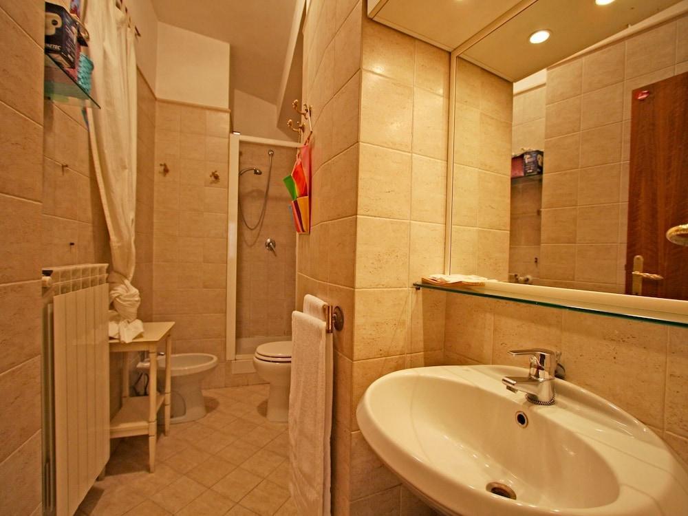 Travel & Stay - Pianellari - Bathroom