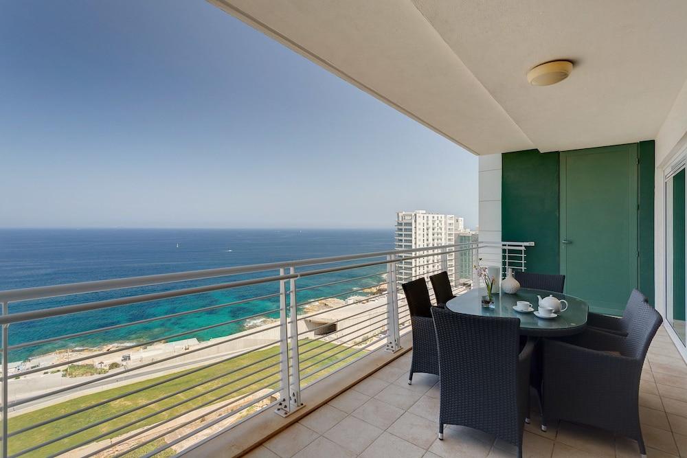 Seafront LUX Apart inc Pool, Upmarket Area - Featured Image