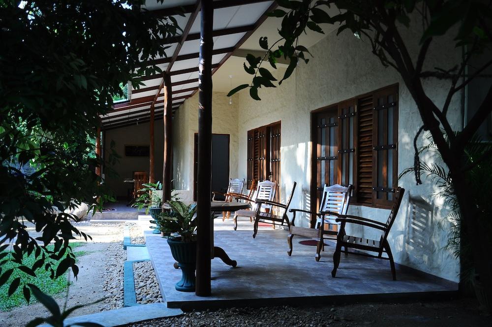 Dinstar Safari Lodge Udawalawa - Lobby Sitting Area