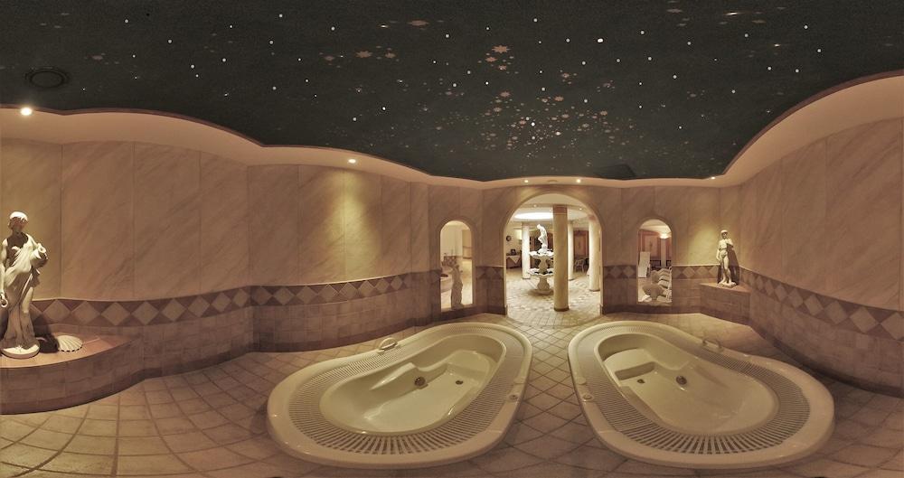 Hotel Central - Indoor Spa Tub