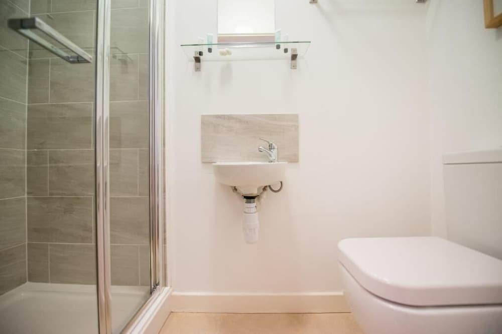 Kirkstall Bridge Apartments - 22 - Bathroom