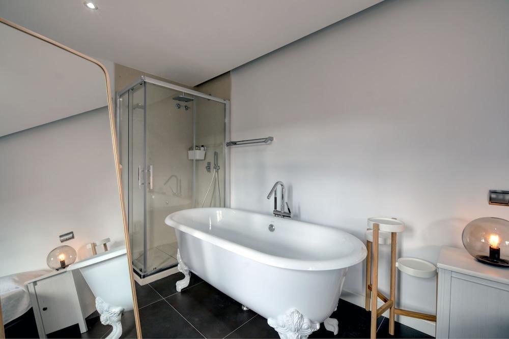 Wonderful views in luxury apartment - Bathroom