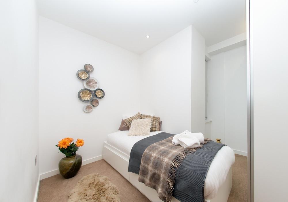 Select Serviced Accommodation - Summit House - Room