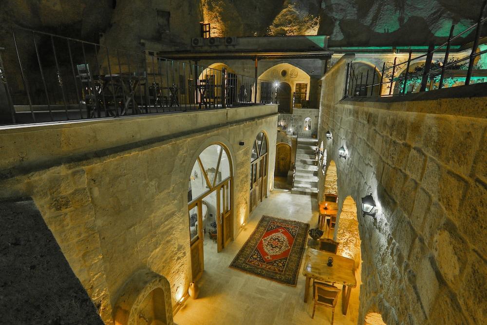 Oread Cave Suites - Interior Entrance