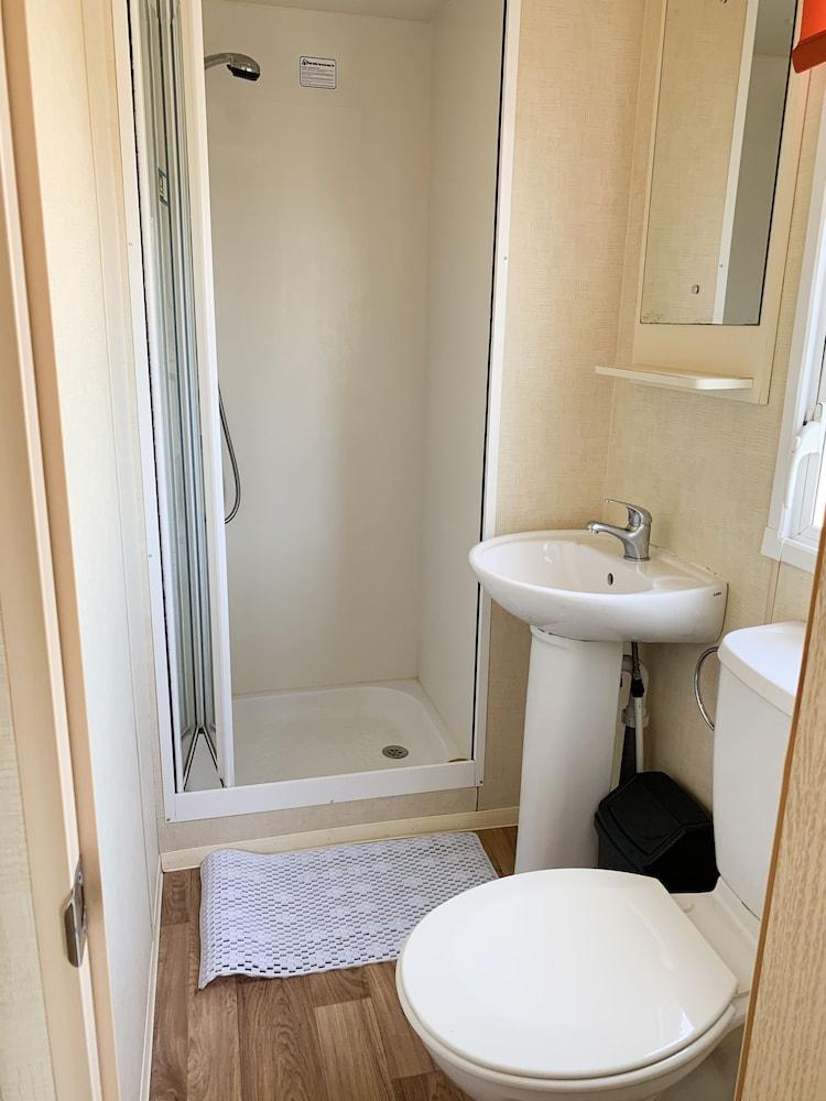 Beautiful 3-bedroom Caravan at Mersea Island - Bathroom
