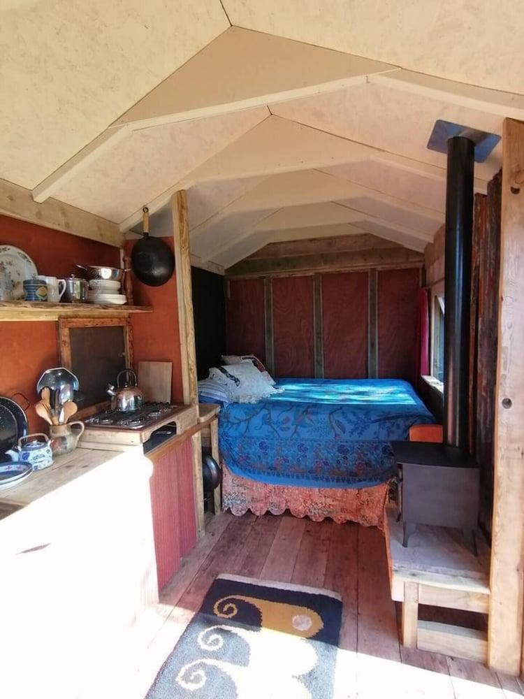 Stargazer Shepherds Hut. A Warm and Cosy Getaway - Room