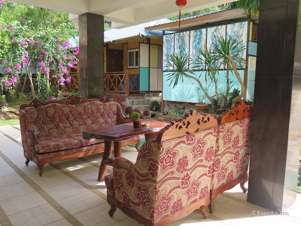 Four Seasons Seaview Hotel - Lobby Sitting Area