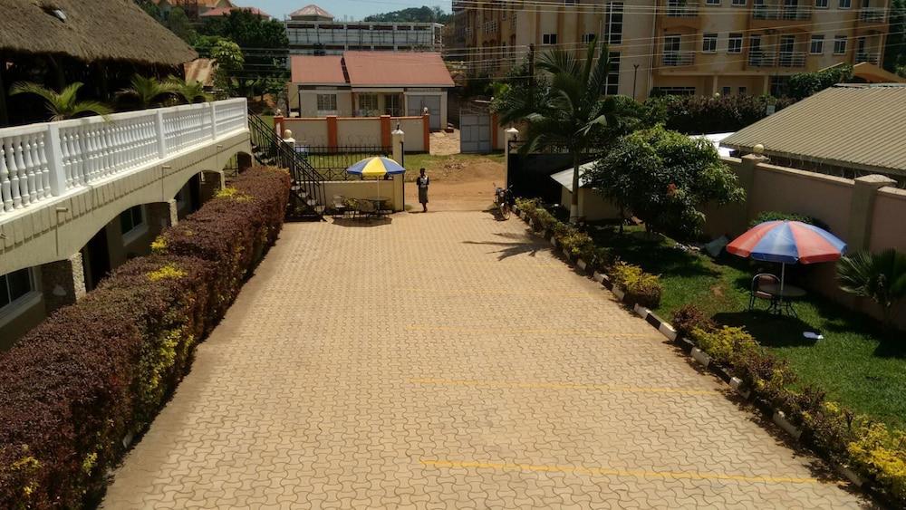 United Motel Entebbe - Property Grounds