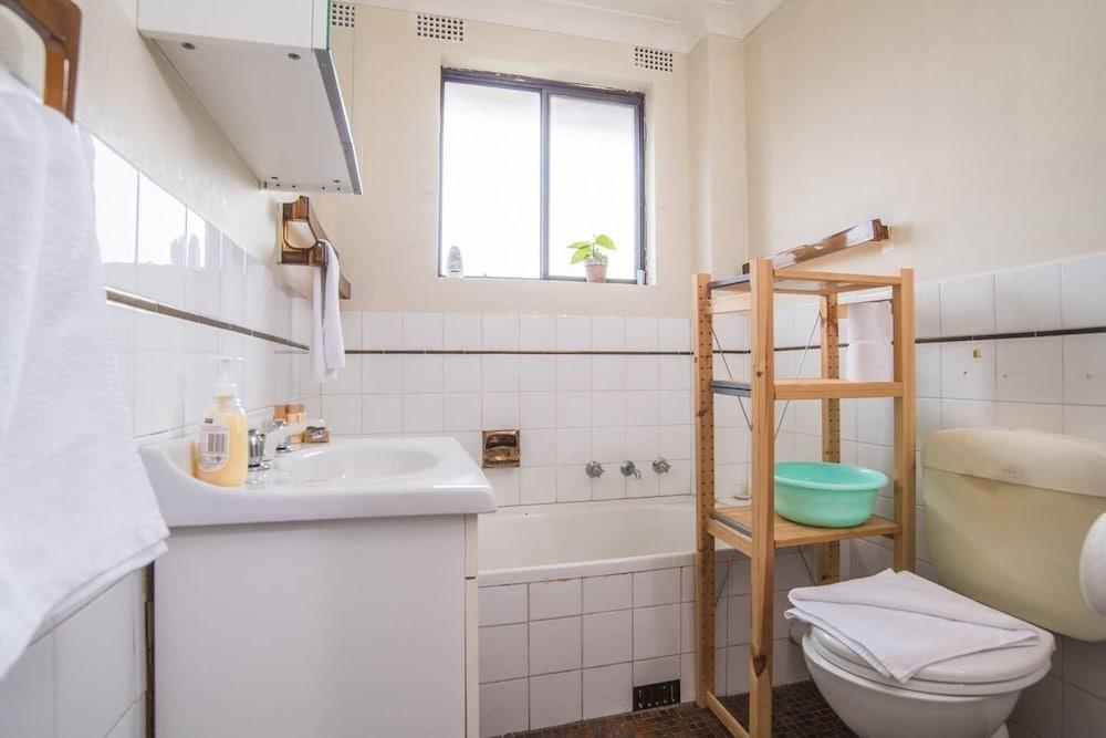 Simple Comfort! 2bed1bath Unit in Meadowbank - Bathroom