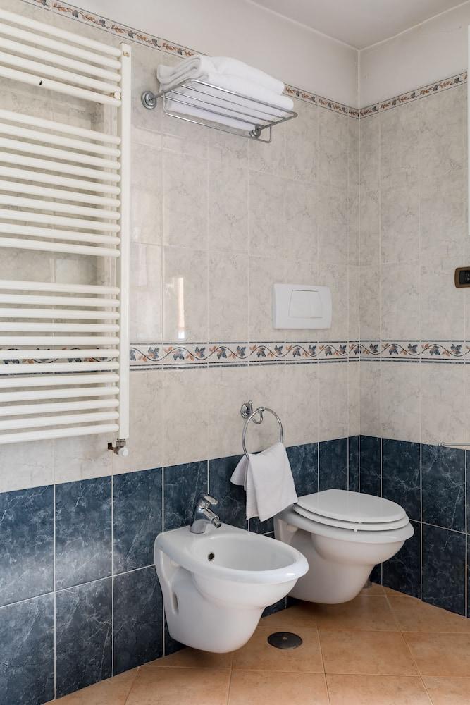 Crosti Apartments - Bathroom