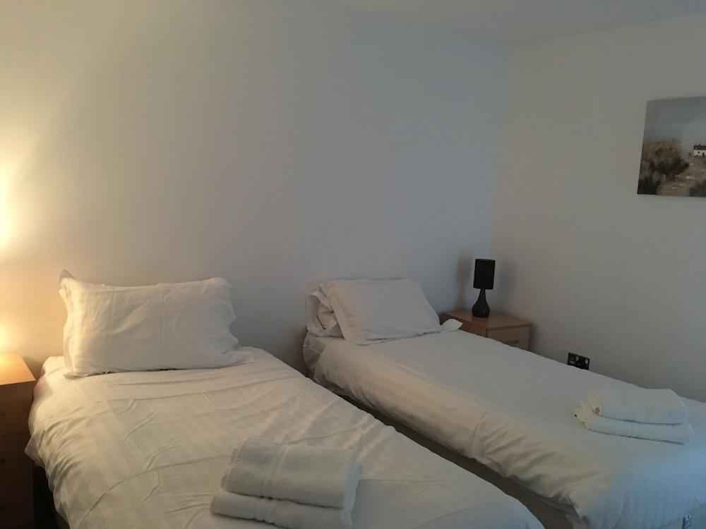 Ashgrove Apartments - Room