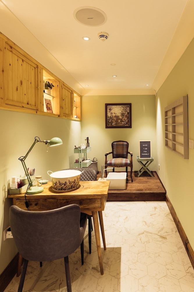 The Whispering Pine Lodge - Treatment Room