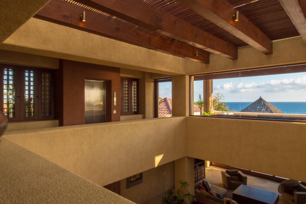Beachfront Luxury With Amazing House Staff: Villa Tranquilidad - Interior