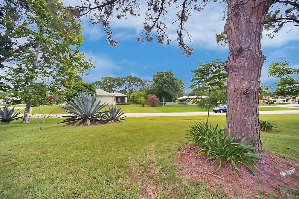 Palm Bay Delight, Large Grass Yard, 20 Minutes To The Beach 3 Bedroom Home - Property Grounds