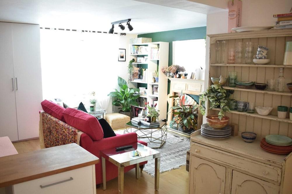 Stylish Cozy Apartment near Trendy Shepherd's Bush - Living Room
