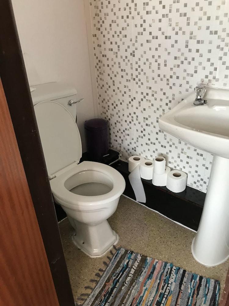 Brisbane Hotel - Bathroom