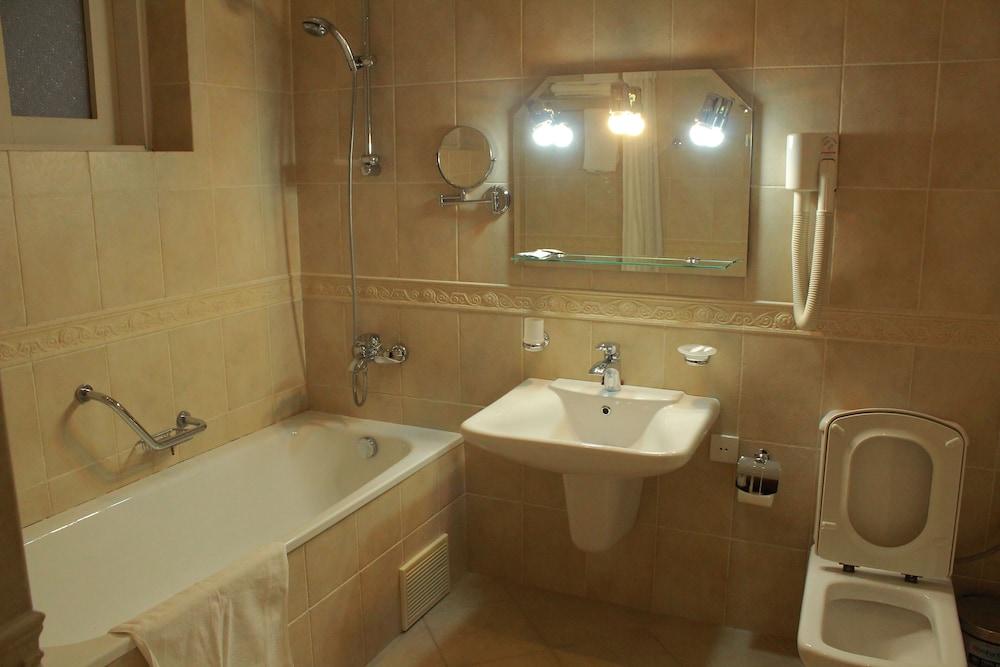 Diamond Plaza Hotel - Bathroom