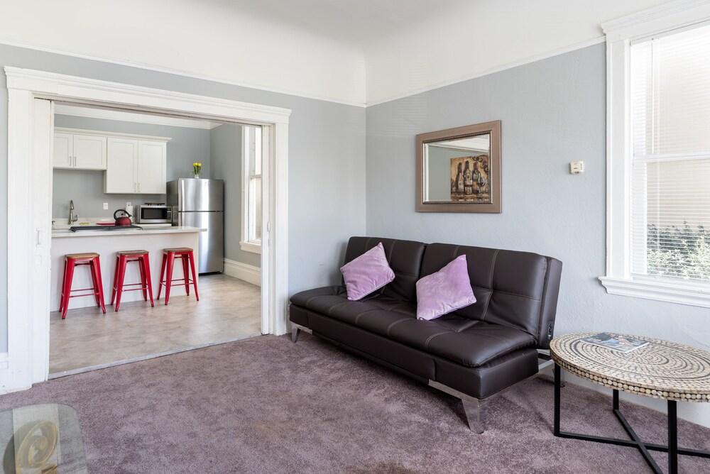 Large and Lovely 3 Bedroom Flat - Living Area