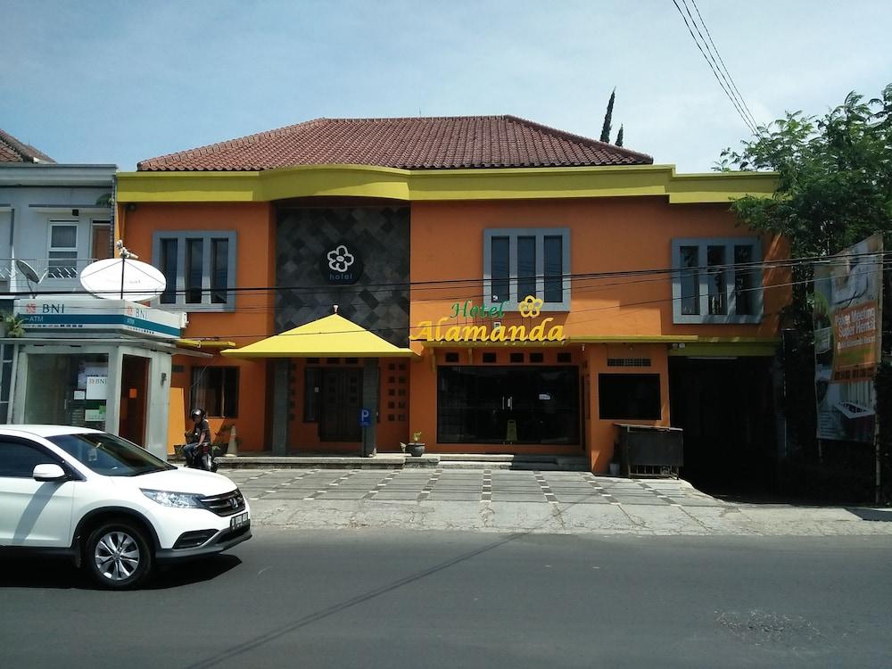 Hotel Alamanda Garut - Featured Image