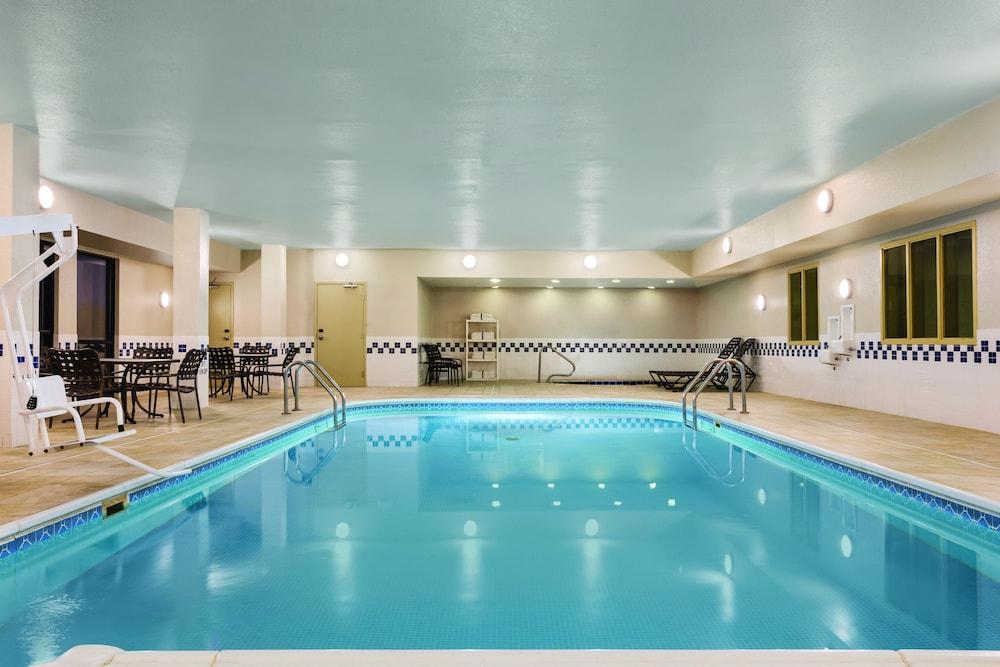 Hampton Inn Wichita-East - Indoor Pool