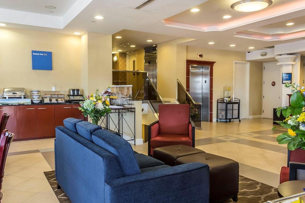 Comfort Inn & Suites LaGuardia Airport - Lobby