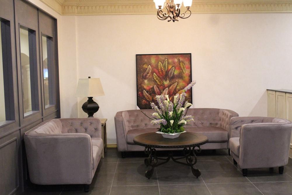 Venice Lodge Hotel - Lobby Sitting Area