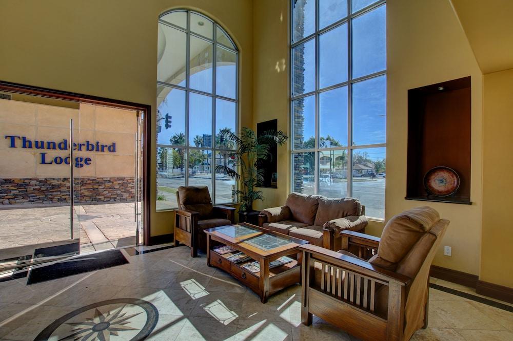 Thunderbird Lodge in Riverside - Lobby Sitting Area
