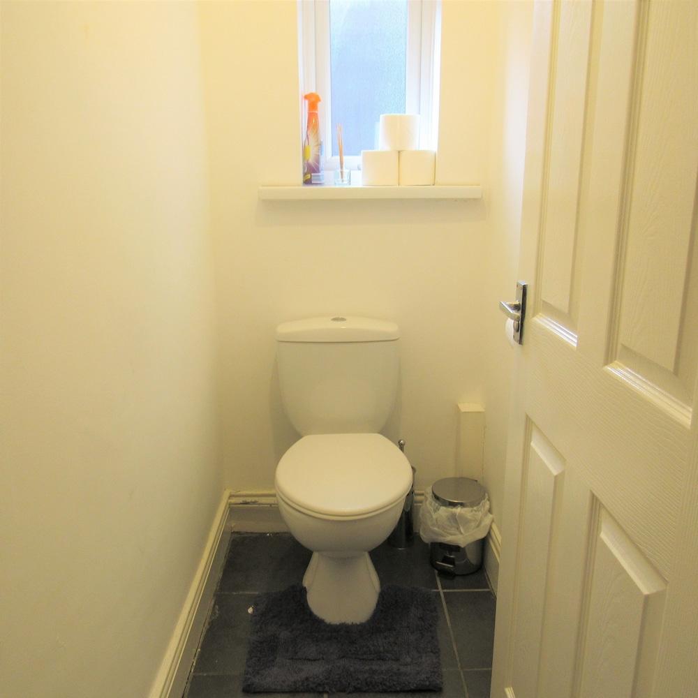 Spacious Apartment Heaton - Bathroom
