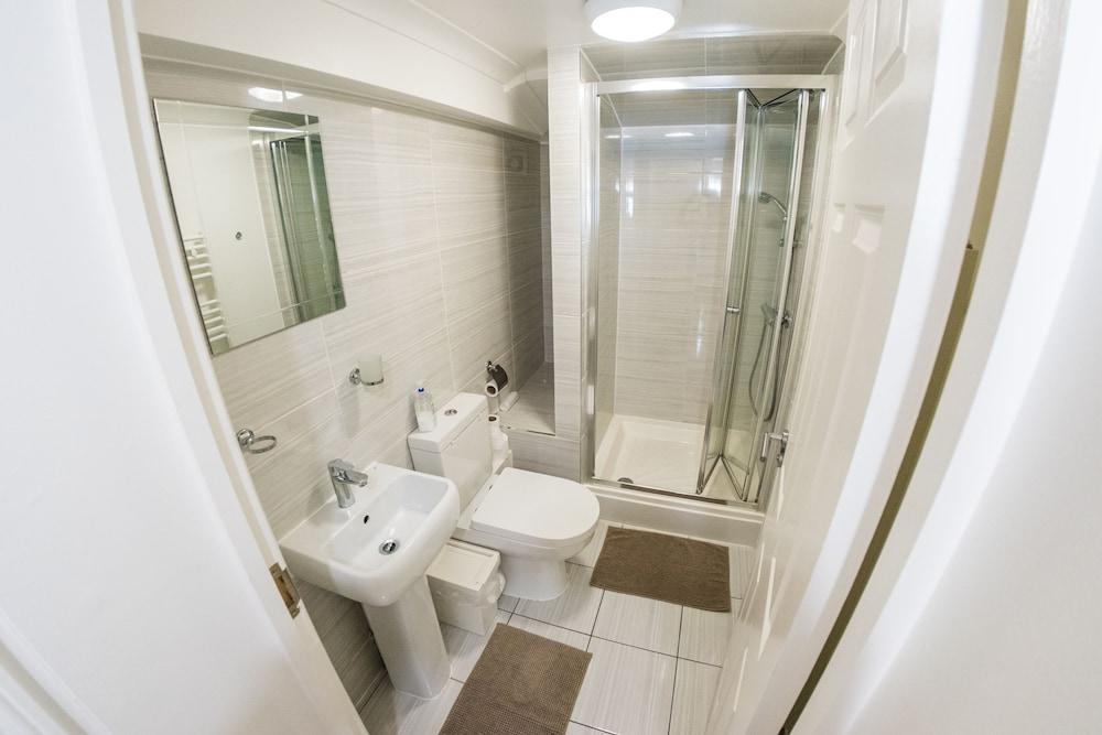 Ilford Central Luxury Apartments - Bathroom