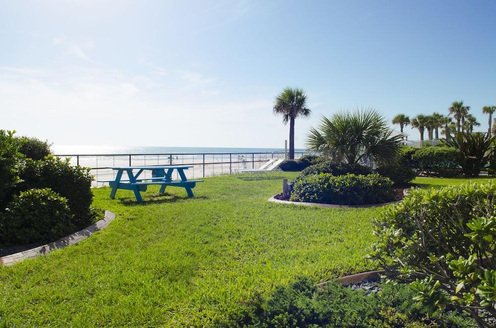 Daytona Beach Oceanside Inn - Property Grounds