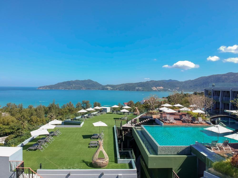 Crest Resort & Pool Villas - Aerial View