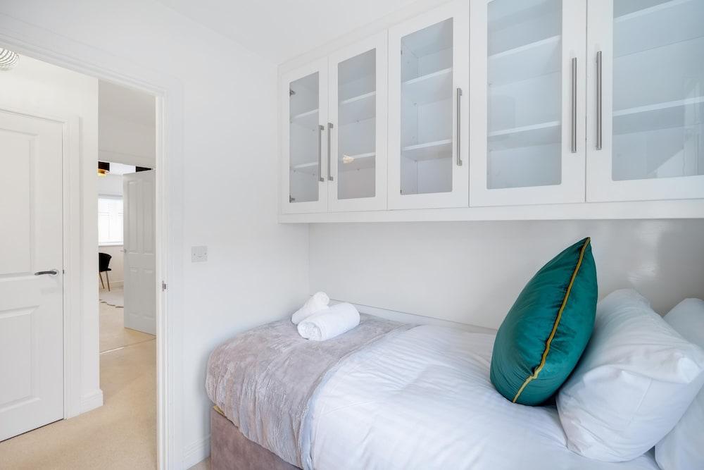 Luxury 5 bedroom Serviced Hse Leavesden - Room