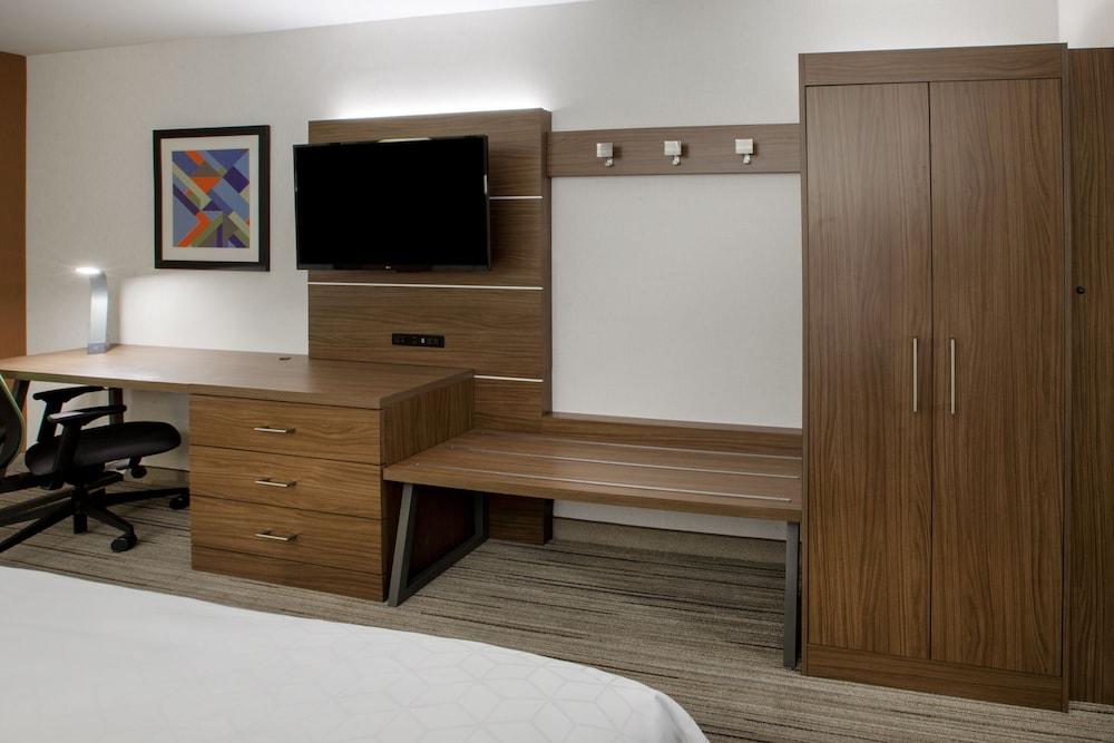 Holiday Inn Express & Suites Redding, an IHG Hotel - Room