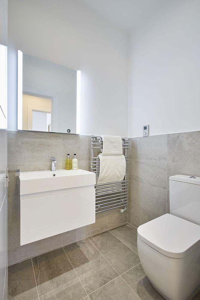 Imperial Court by Viridian Apartments - Bathroom