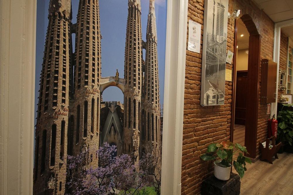 Hostal Orleans Barcelona - Interior Entrance