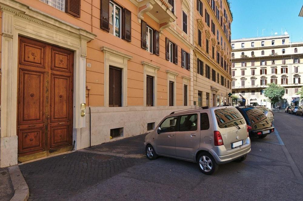 4 Blocks From The Vatican - Property Entrance