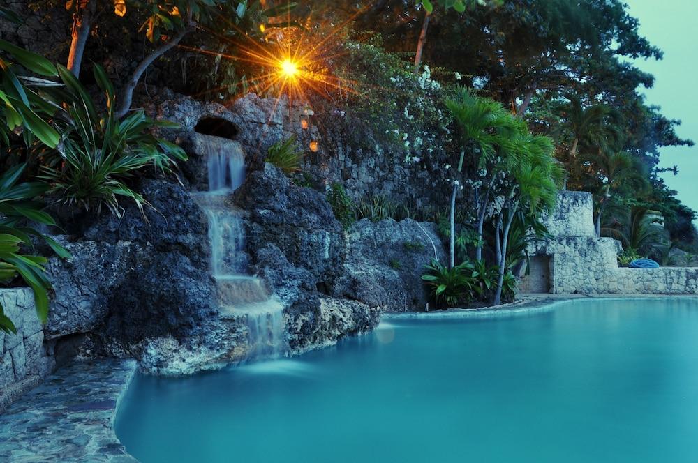 Coralpoint Gardens - Pool Waterfall