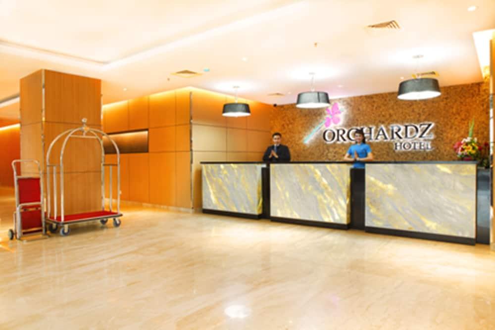 Orchardz Hotel Bandara Jakarta - Reception