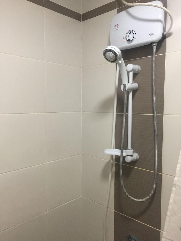 Abesan Inn - Bathroom Shower