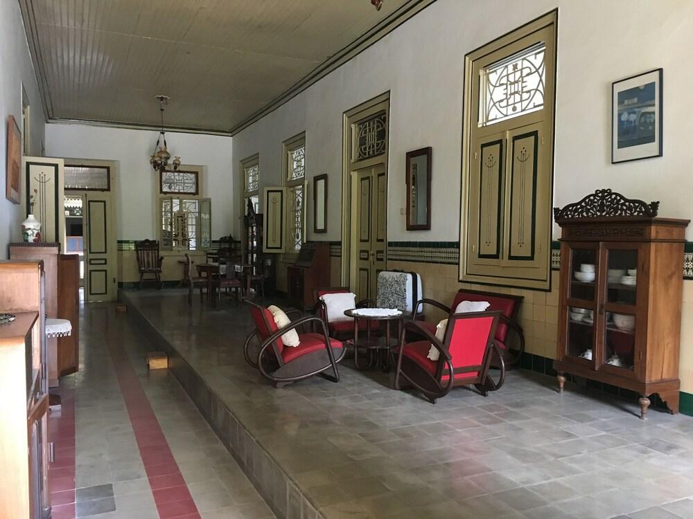 nDalem Natan Royal Heritage - Lobby Sitting Area